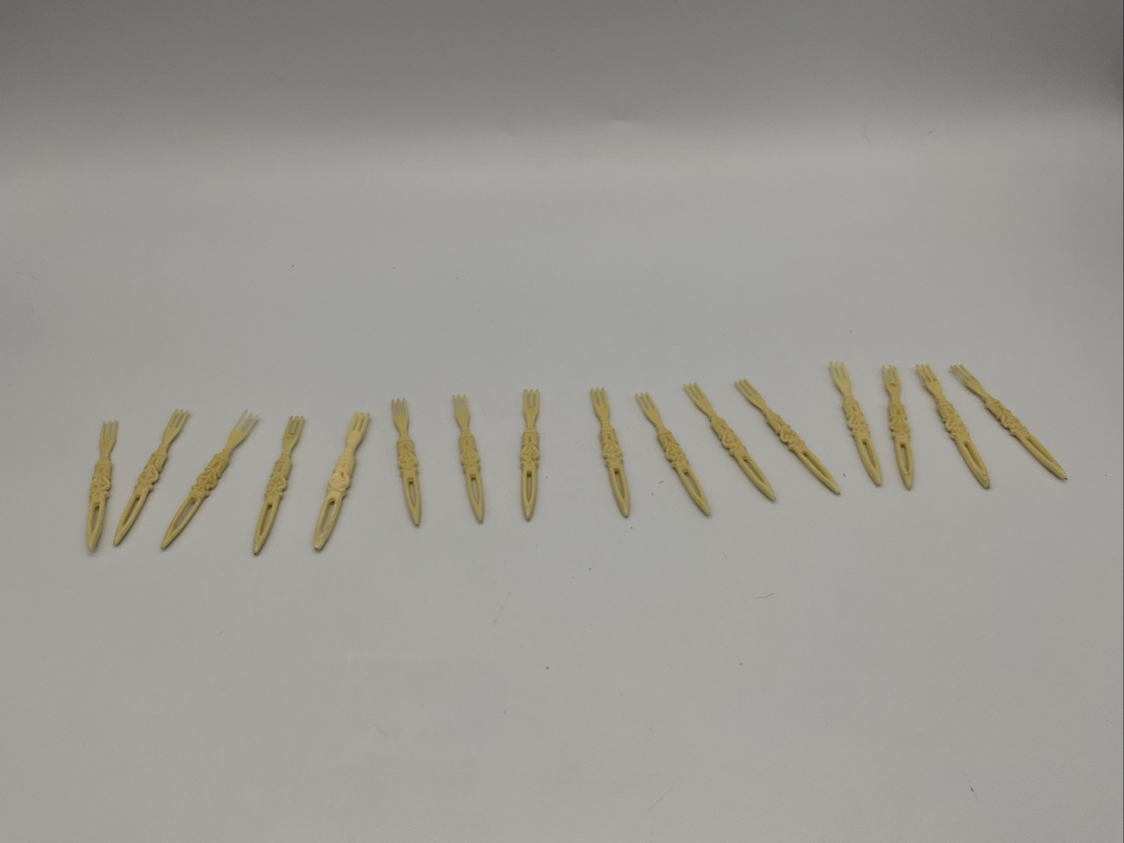 16 Vtg Plastic MCM Hors D’oeuvre Picks 3 1/4” L