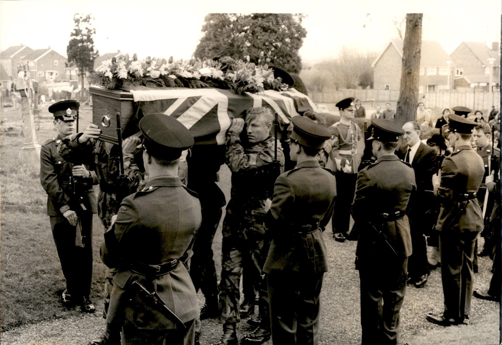 LG92 1972 Original Photo UNION JACK DRAPED COFFIN SOLDIER ULSTER CONFLICT W/ IRA