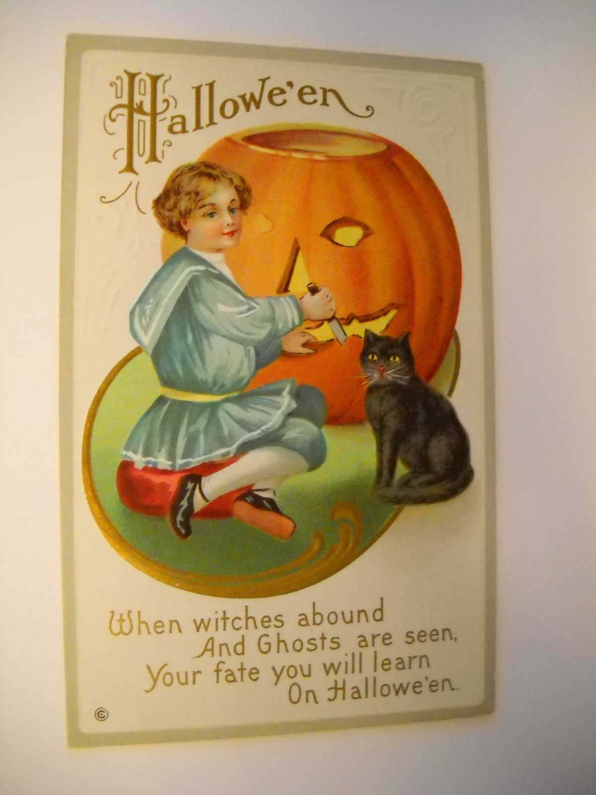 BOY CARVES JOL ON HALLOWEEN CAT NERVOUS antique unused embossed postcard CHROMO