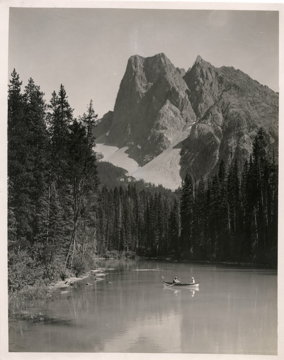c.1920\'s PRESS PHOTO - MOUNT BURGESS & EMERALD LAKE YOHO NATIONAL PARK CANADA