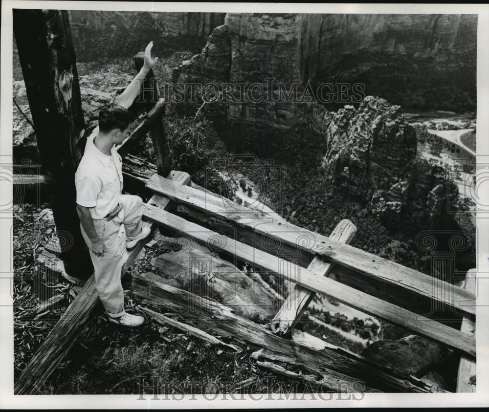 1955 Press Photo Jerry Hutchison taking a peek down at Zion National Park