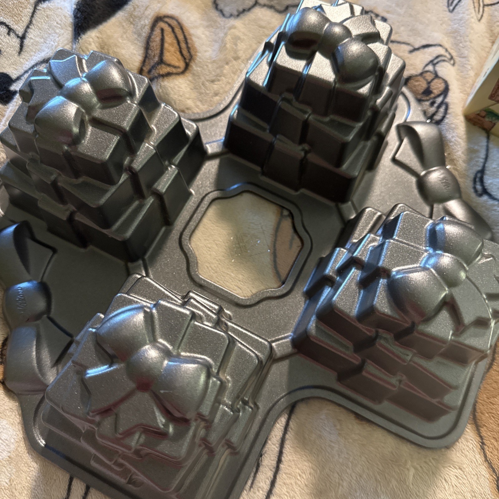 Wilton Dimensions Pan Heavy Duty Cast  Presents Cake Form/ Pan