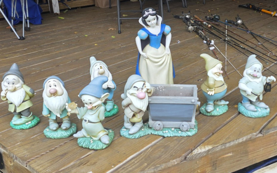 Disney Snow White Seven Dwarfs Garden Statue 7  Dwarfs