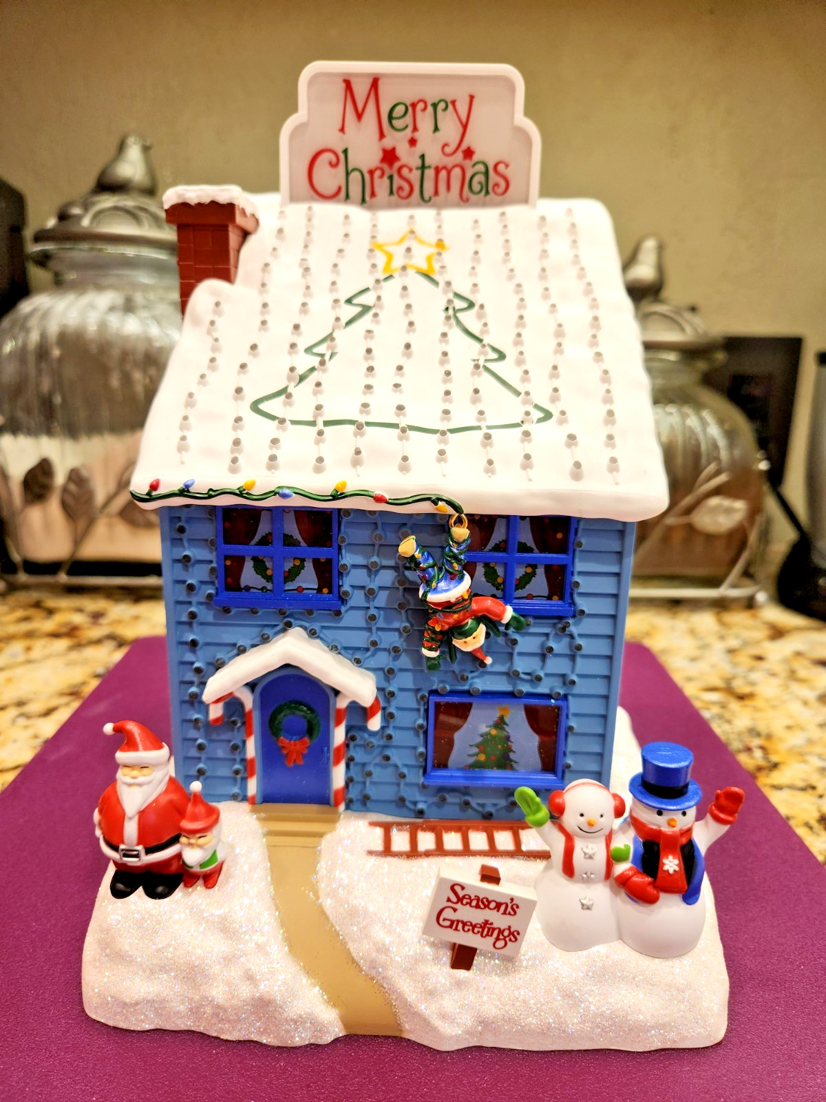 Hallmark Keepsake 2014 Deck the House (QG01673) Light & Sound MP3 Player Connect