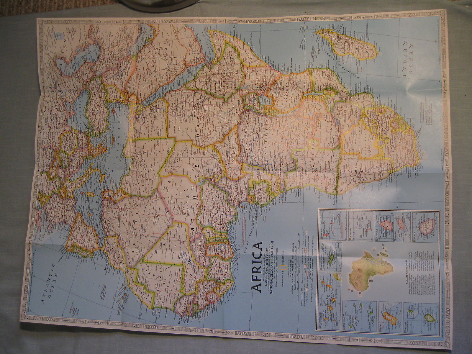 AFRICA + ENDANGERED ANIMALS MAP National Geographic December 1990