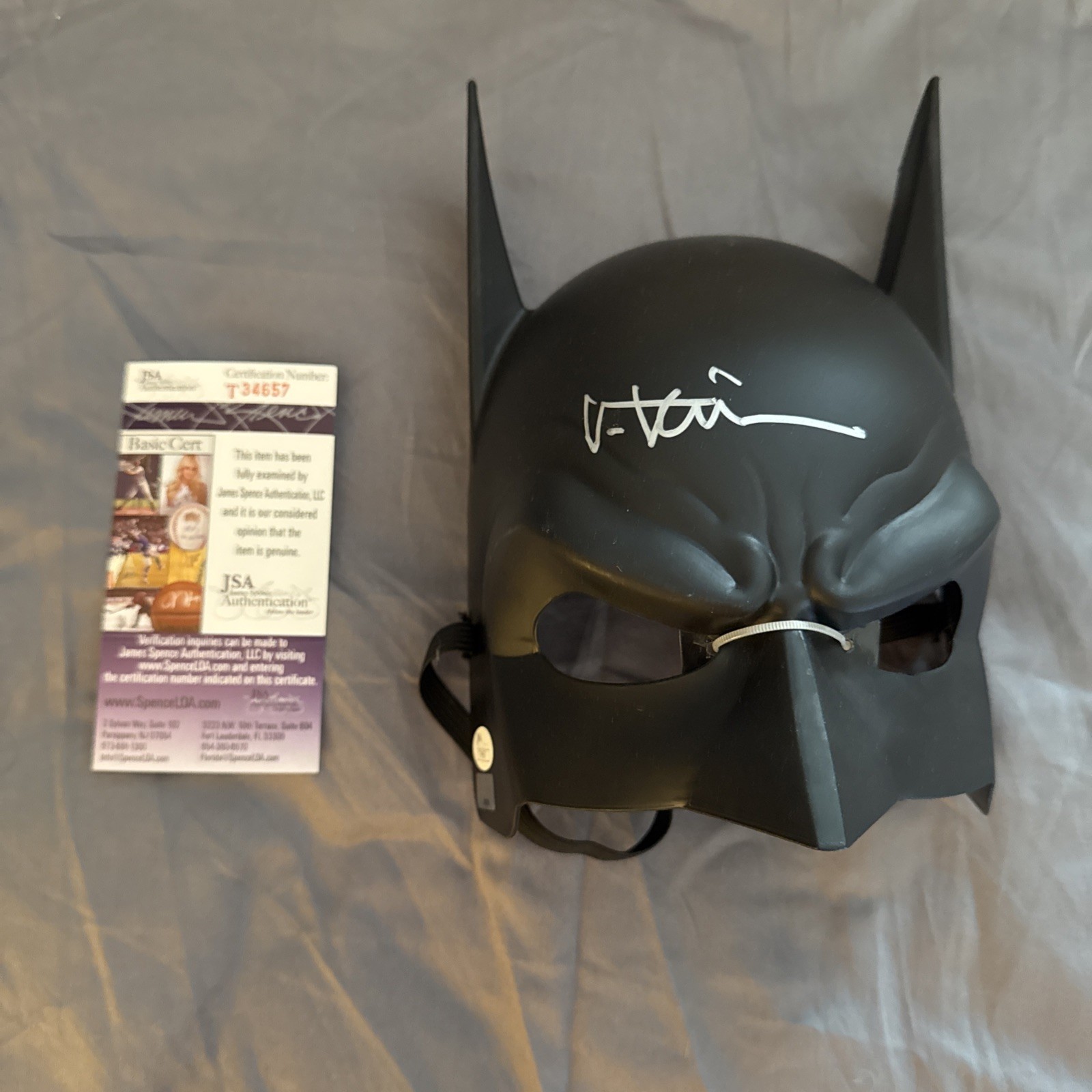 Plastic Batman Mask Signed Val Kilmer Bruce Wayne Batman Actor JSA Certified Plastic Batman Mask Signed Val Kilmer Bruce Wayne Batman Actor JSA Certified