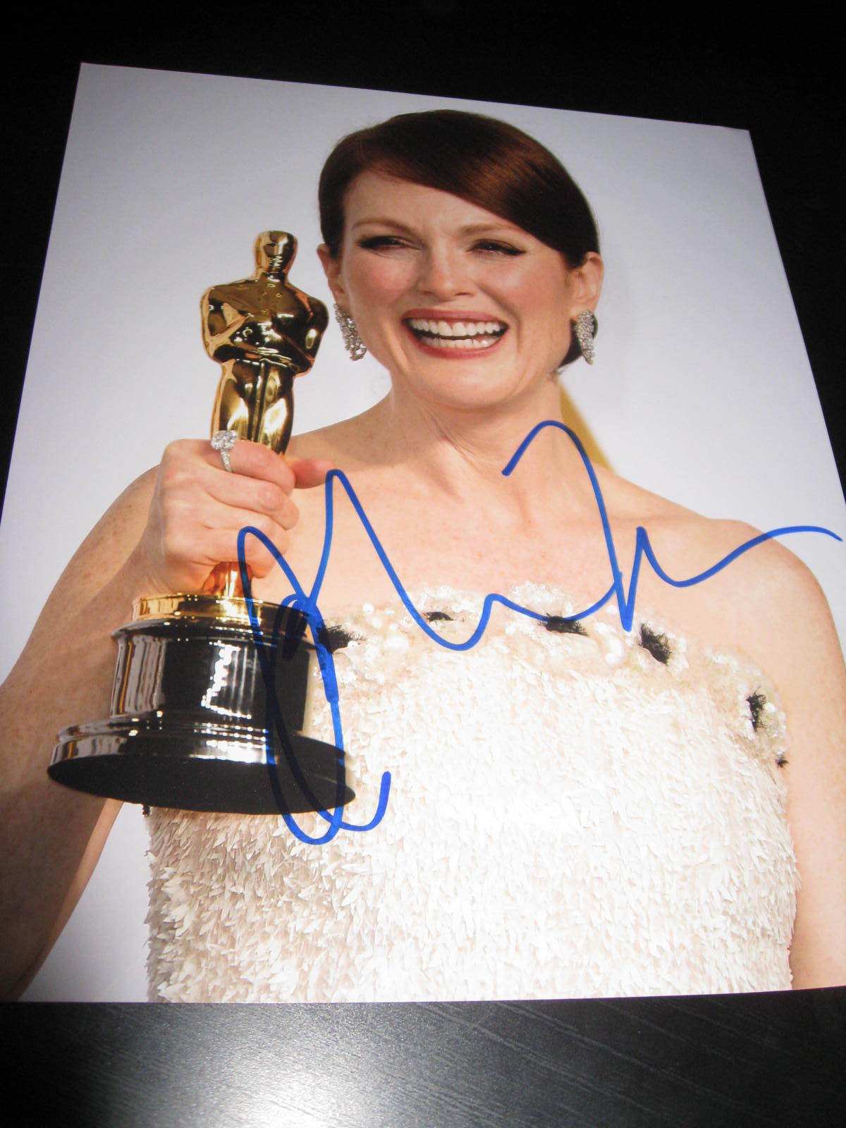 JULIANNE MOORE SIGNED AUTOGRAPH 8x10 PHOTO OSCAR TROPHY STILL ALICE PROMO COA D
