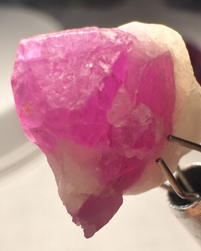 9 Ct. Top Robin With Beautiful Colour From Afghanistan