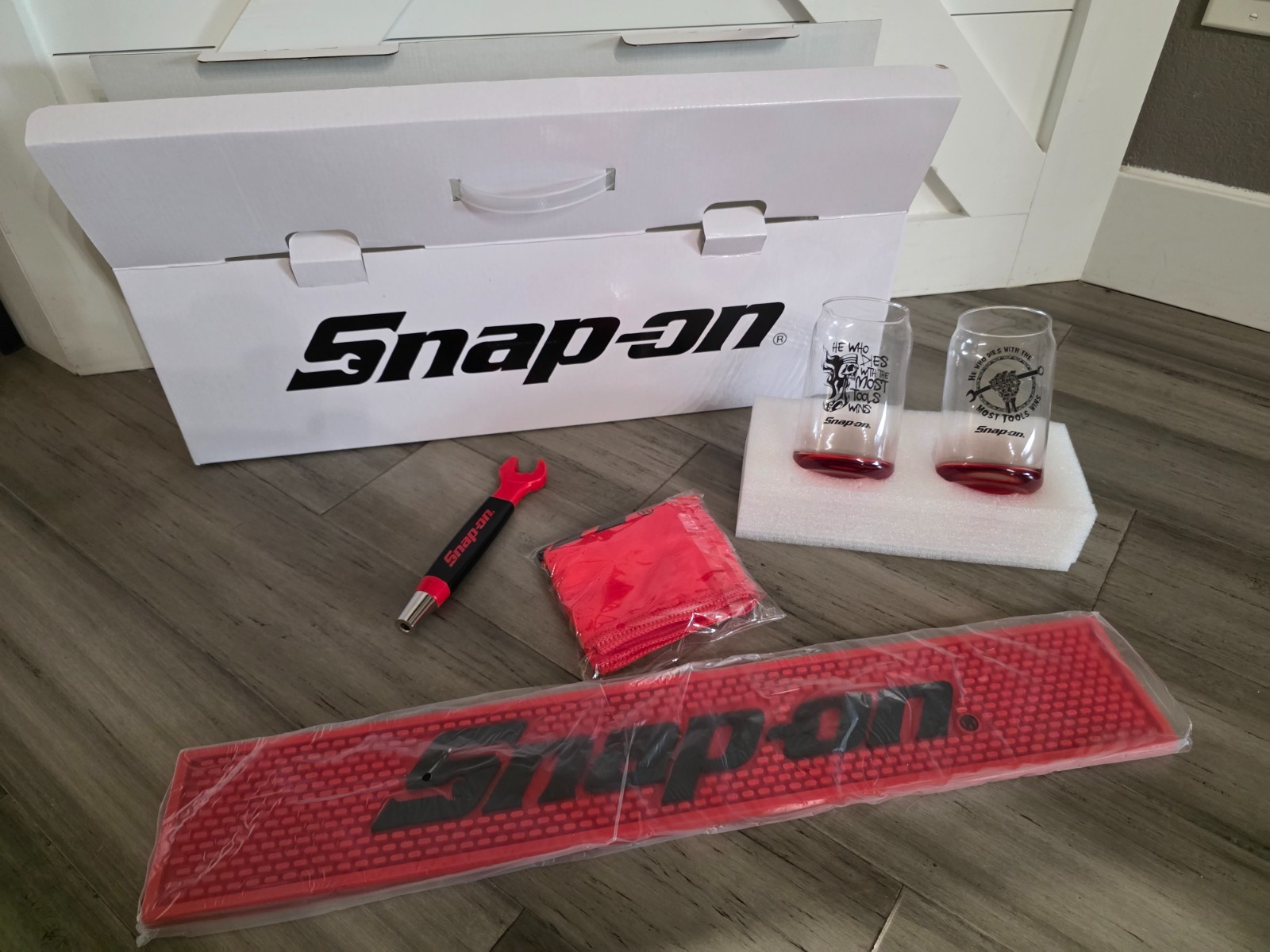 NEW RARE Snap-on Bar Gift Set 2 Glasses Beer Tap Handle Bar Mat Towel NEW