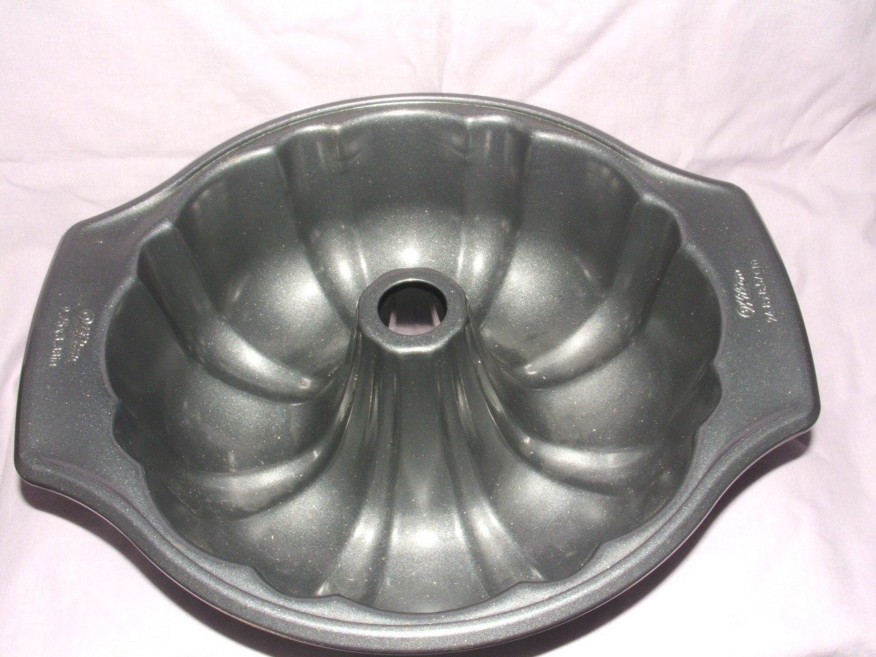  Wilton Bundt Cake Dessert Pan 9.75 x 3.3/8 inch euc