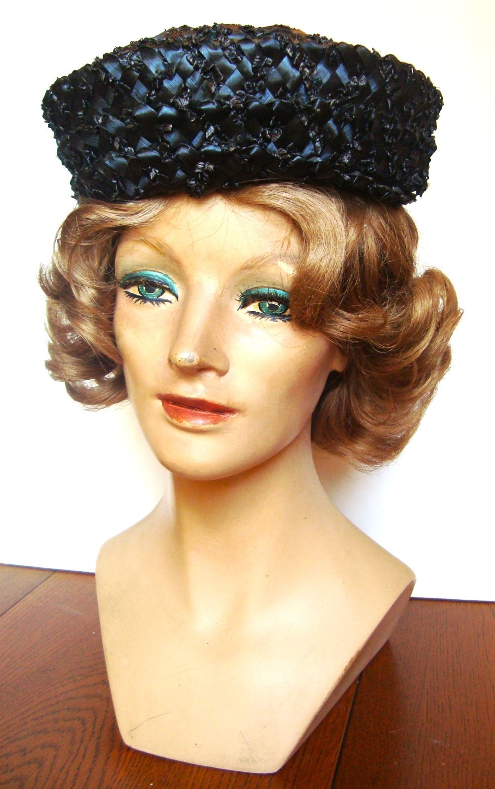ca 1950's - 60's VINTAGE FEMALE MANNEQUIN BUST + WIG + VINTAGE WALTER KING HAT