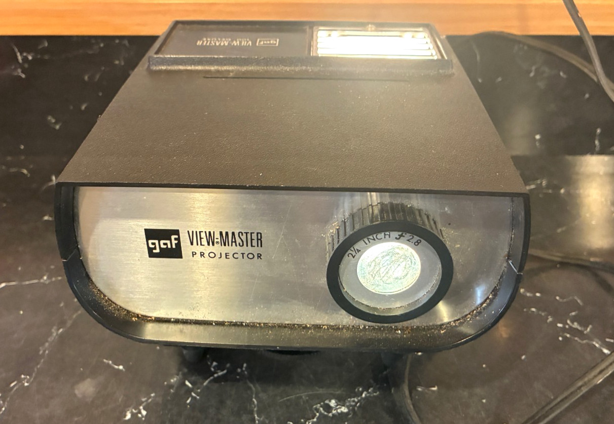 Vintage 1970s Working gaf 100 Deluxe View Master Projector