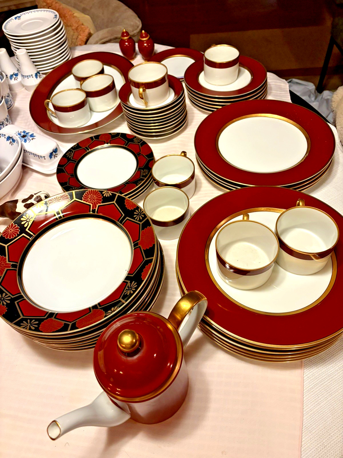 Beautiful 42 Pieces Fitz & Floyd Renaissance Cinnabar/12 pc. Karuma soup & salad