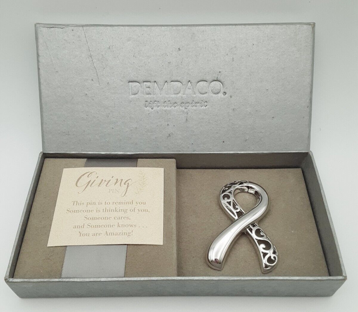 2016 Demdaco Giving Pin Large Silver Tone Ribbon Brooch w/Box #1004130002