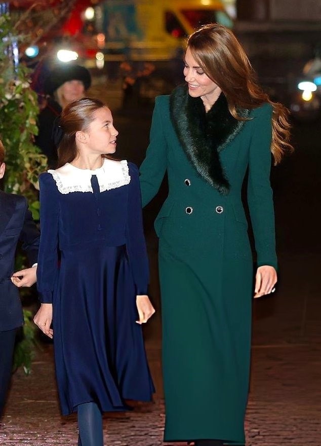 PRINCESS CATHERINE & CHARLOTTE 2025 X-MAS CAROLS PHOTO FRIDGE MAGNET 5\