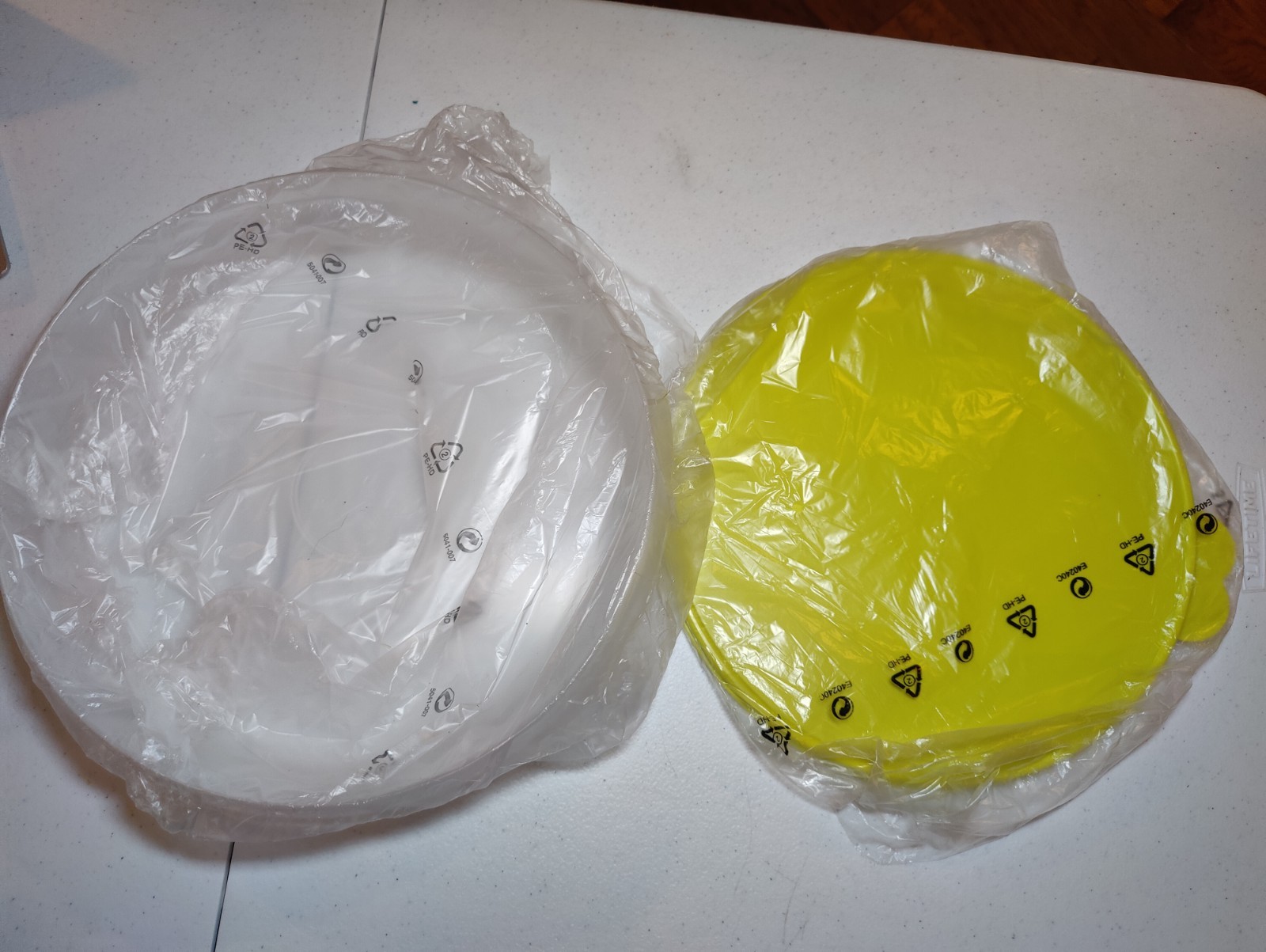 NEW Tupperware Pie Cupcake Keeper Taker 12in Round Container Clear w/ Green Seal