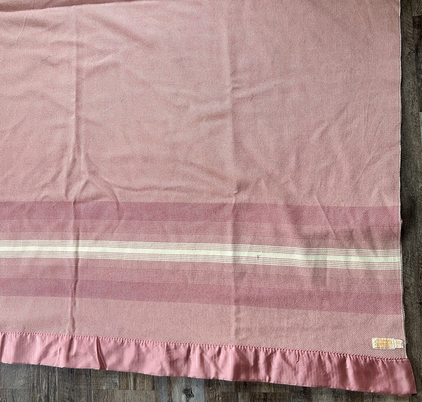 VTG Pendleton Blanket 100% Virgin Wool Satin Edge Size 72x78 Pink Ombré Stripe VTG Pendleton Blanket 100% Virgin Wool Satin Edge Size 72x78 Pink Ombré Stripe