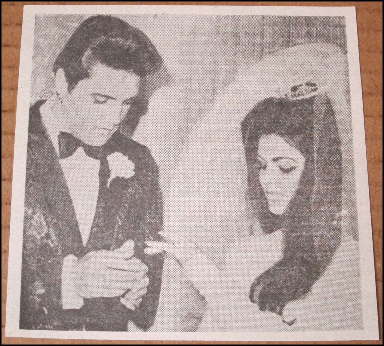 1977 Elvis Presley Marries Priscilla in 1967 Newspaper Clipping Photo 4.5\