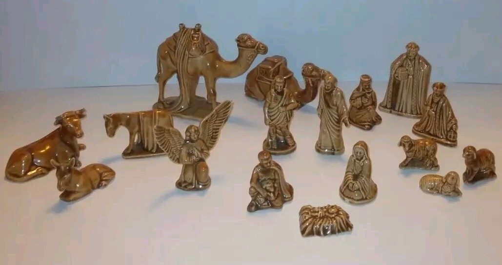 Vtg. Nativity Set Christian Christmas Brown SMALL Tabletop Figurines 17-Piece
