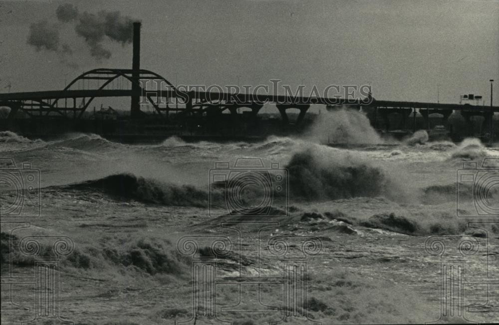 1987 Press Photo Lake Michigan churned by 60 mph wind gusts near Hoan Bridge 1987 Press Photo Lake Michigan churned by 60 mph wind gusts near Hoan Bridge
