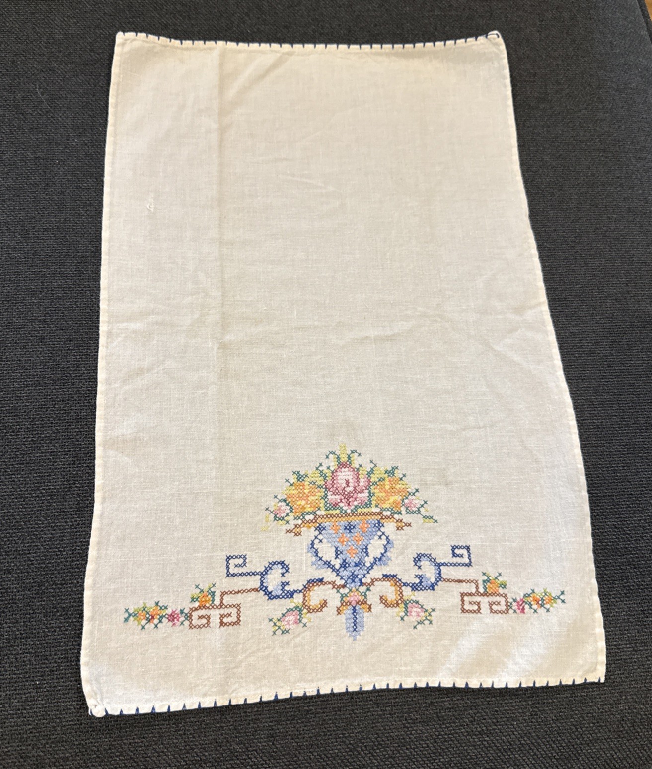 VTG Linen Stitched Fingertip Towel 3 Baskets Full of Flowers 19.5” x 12” VTG Linen Stitched Fingertip Towel 3 Baskets Full of Flowers 19.5” x 12”