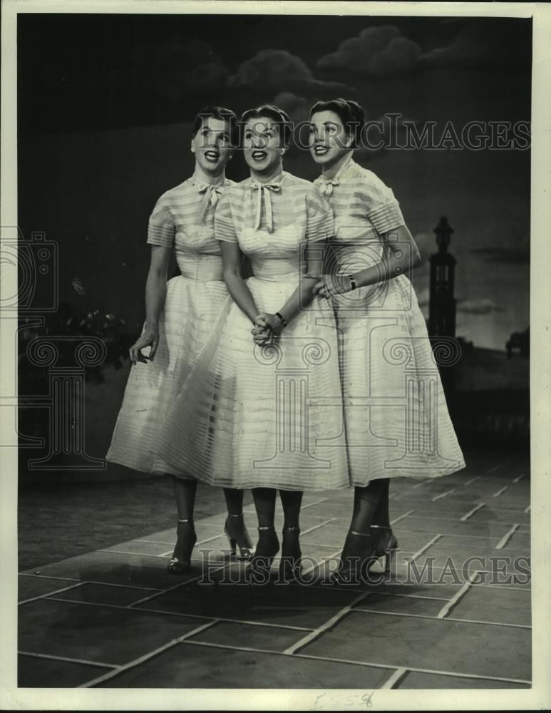 1953 Press Photo The McGuire Sisters: Christine, Phyllis and Dorothy Singing
