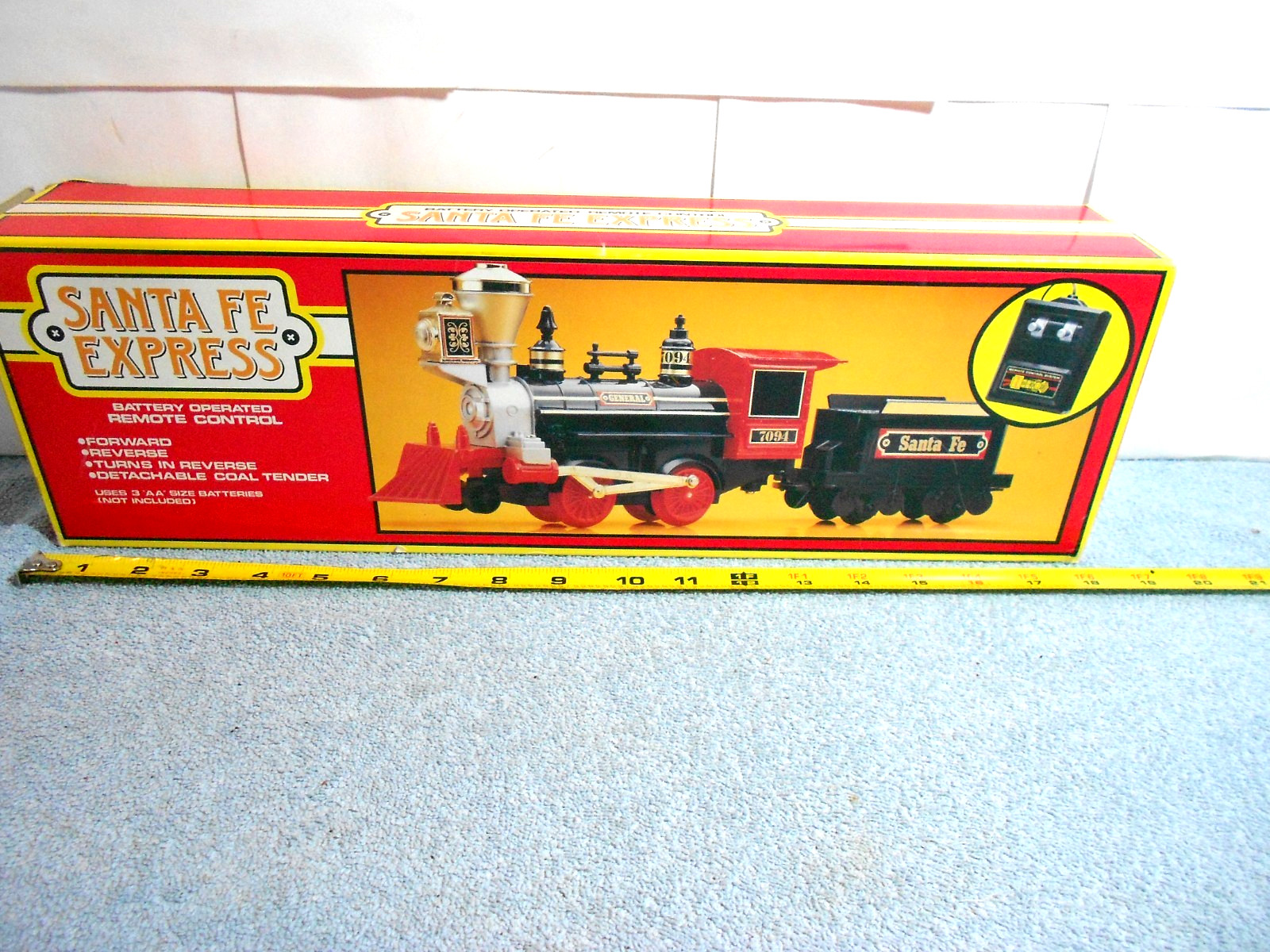 VINTAGE BATTERY OPERATED PLASTIC TOY TRAIN SET SANTA FE EXPRESS WORKS WELL -L540 VINTAGE BATTERY OPERATED PLASTIC TOY TRAIN SET SANTA FE EXPRESS WORKS WELL -L540