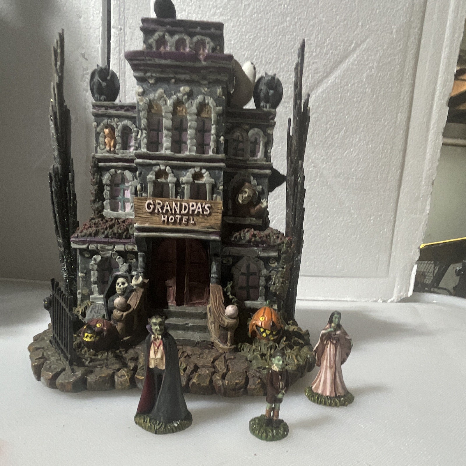 Hawthorne Village The Munsters Grandpa's Hotel Illuminated Resin House 2004