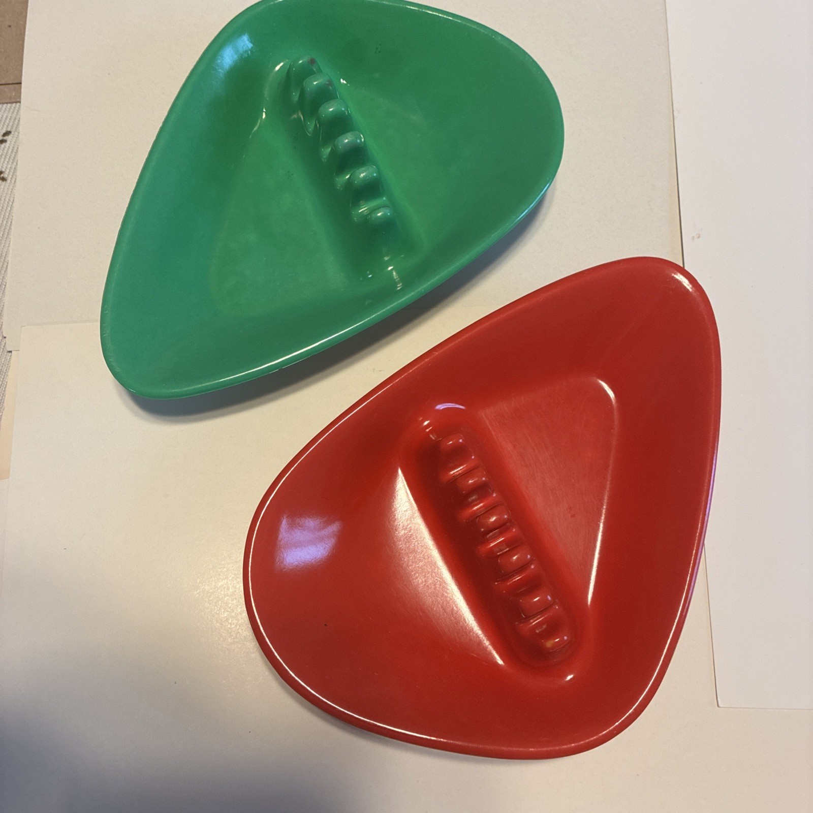 2 Vtg MCM ANHOLT Melamine Melmac Kidney Boomerang Ashtrays Red & Green Atomic