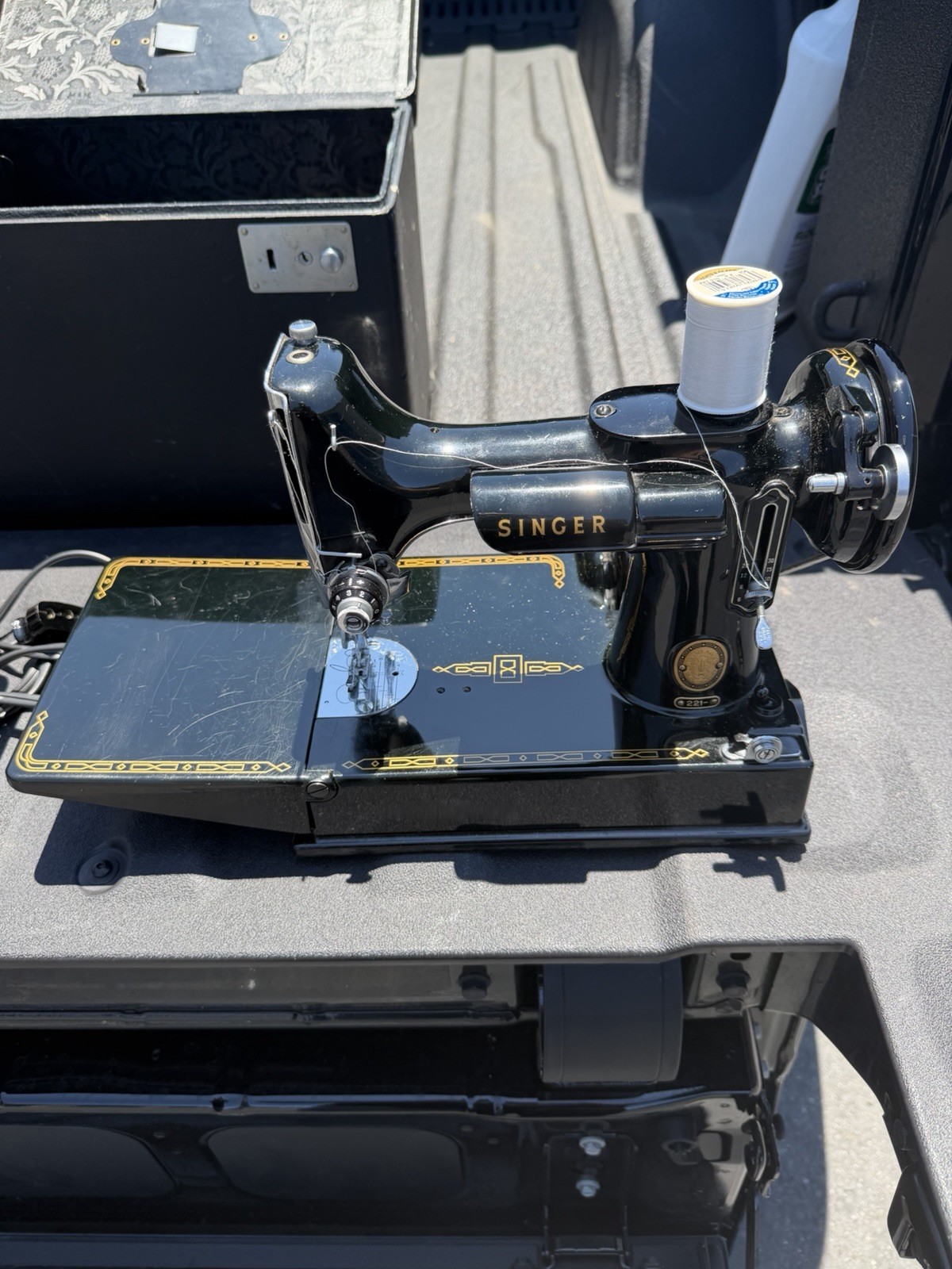 SINGER 221 Featherweight Vintage Original Electric Sewing Machine w/ Case