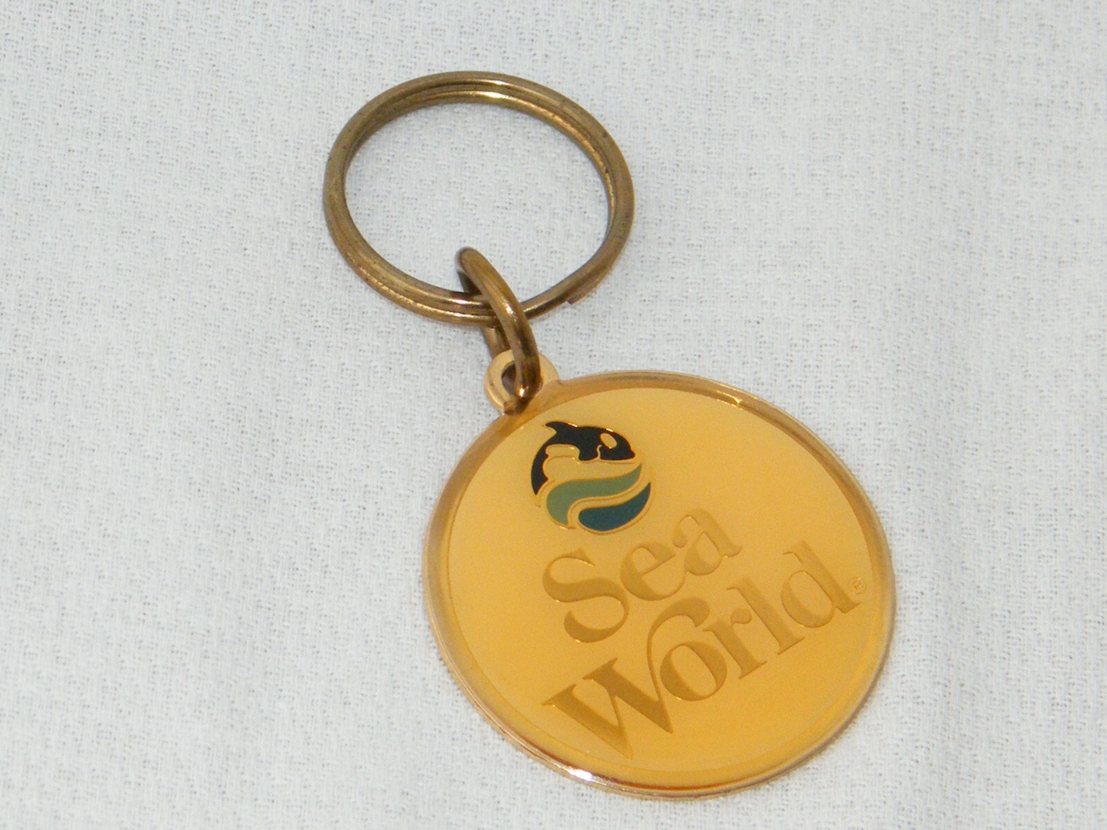 Vintage 1985 . Sea World Shamu Whale Metal Key Chain / Ring . Gold Tone