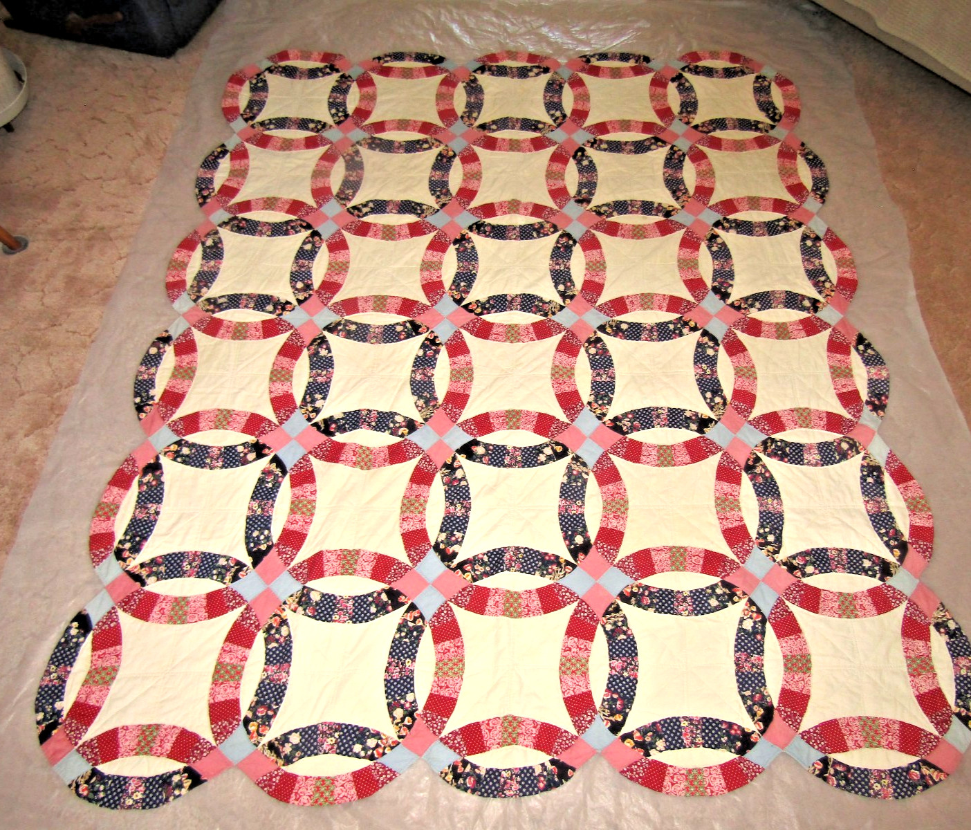 Beautiful Homemade Scalloped Vtg Quilt Double Wedding Ring Pattern 80x96