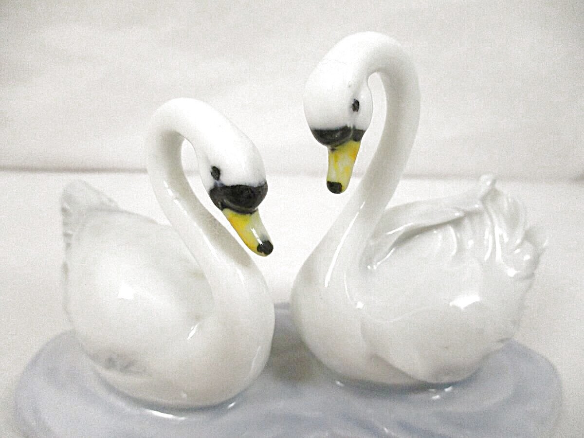 Vtg UCGC Porcelain Swan Couple in Water Figurine Taiwan 3.25\