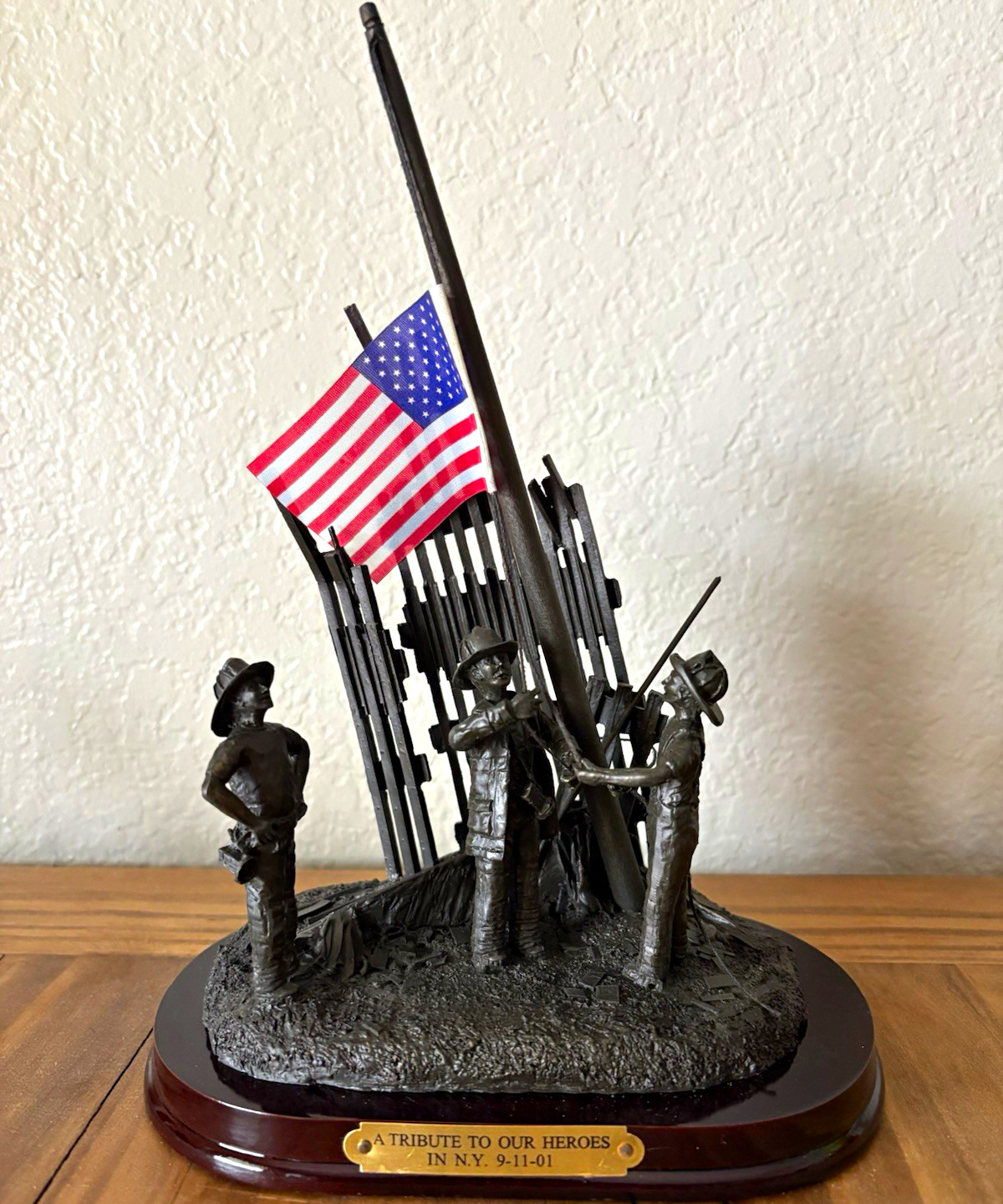 9-11 Tribute to Our Heroes Firefighter Figurine Sculpture w/ Flag 3D, 2001 / NEW