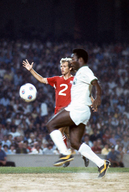 Pele\' #10 New York Cosmos in action at an NASL Soccer game circa 1- Old Photo 29