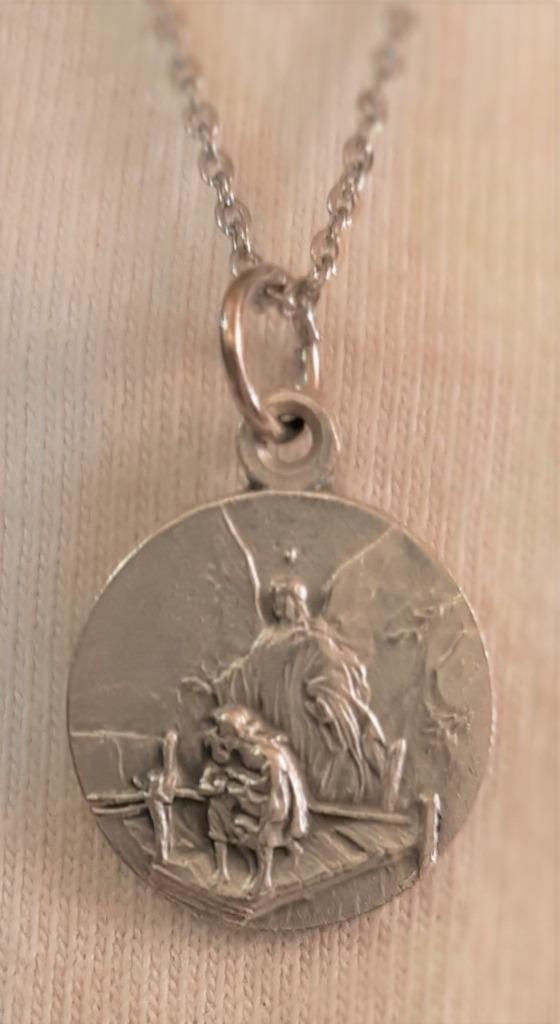 Lovely Etch Detailed Classic Guardian Angel with Children Bridge Medal Necklace