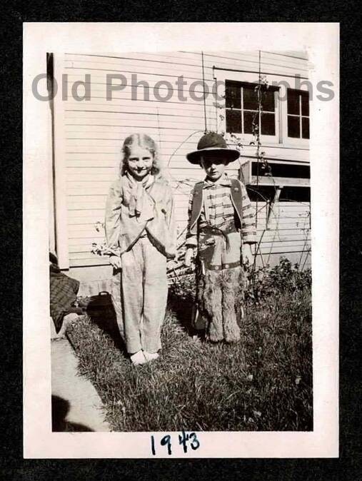 KIDS CUTE COWBOY COSTUME HAT CHAPS VEST & SISTER 1943 OLD/VINTAGE PHOTO-J619