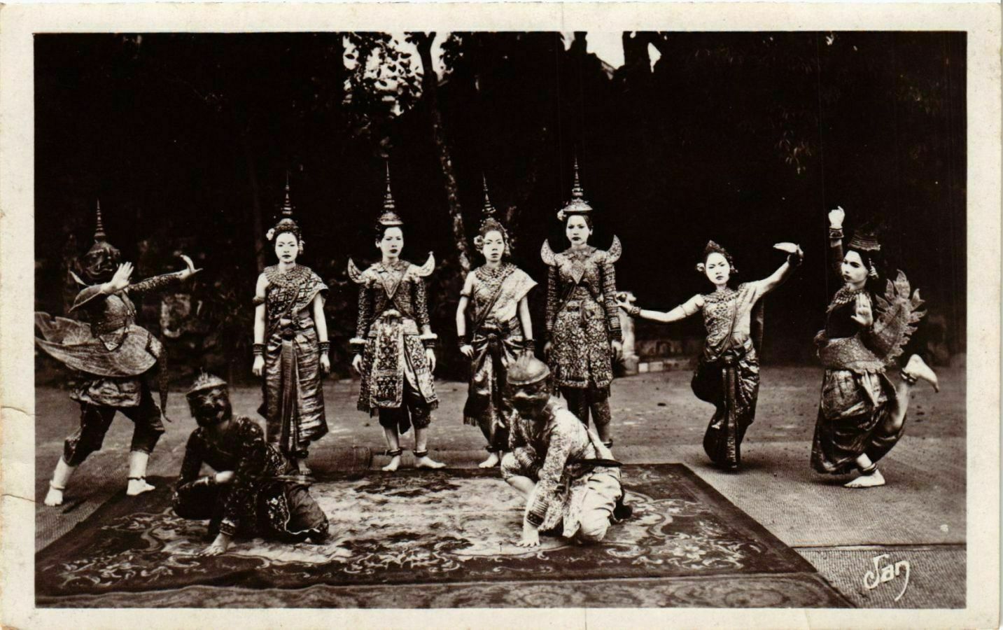 Old postcard AK ANGKOR-VATH Cambodian dancers Folklore CAMBODIA INDOCHINA (779509)