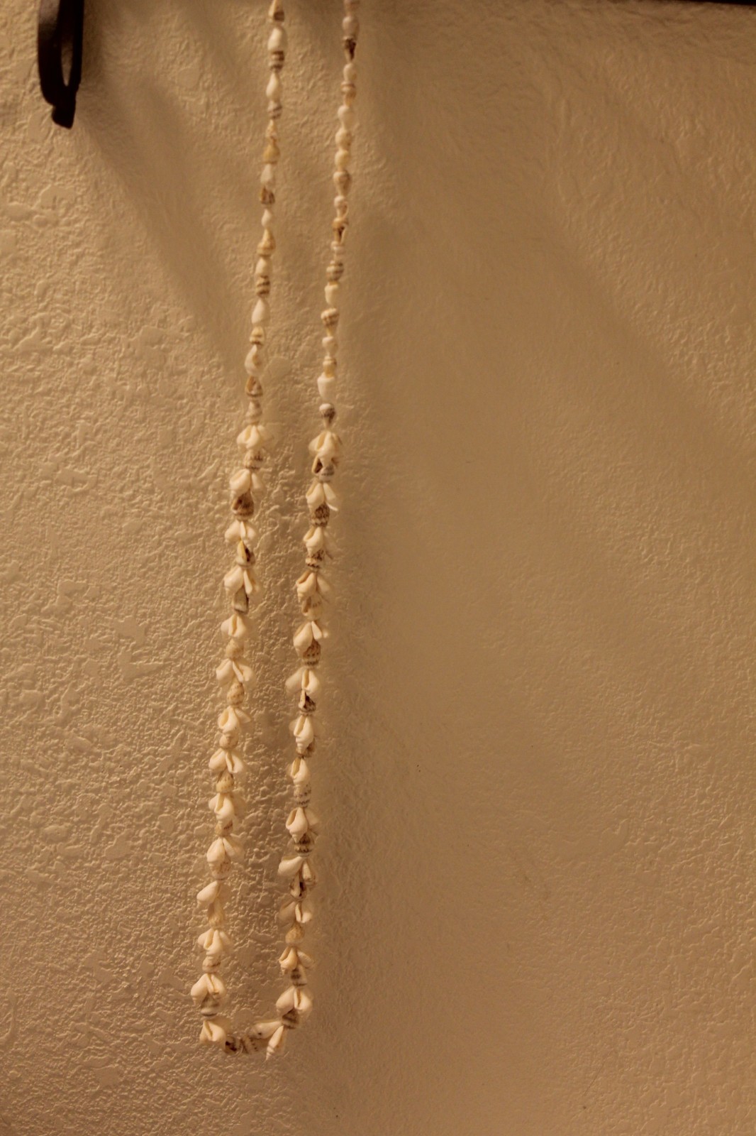 **RARE SHELLS - 36 INCH **  LONG - Vintage Hawaiian Shell Lei Necklace