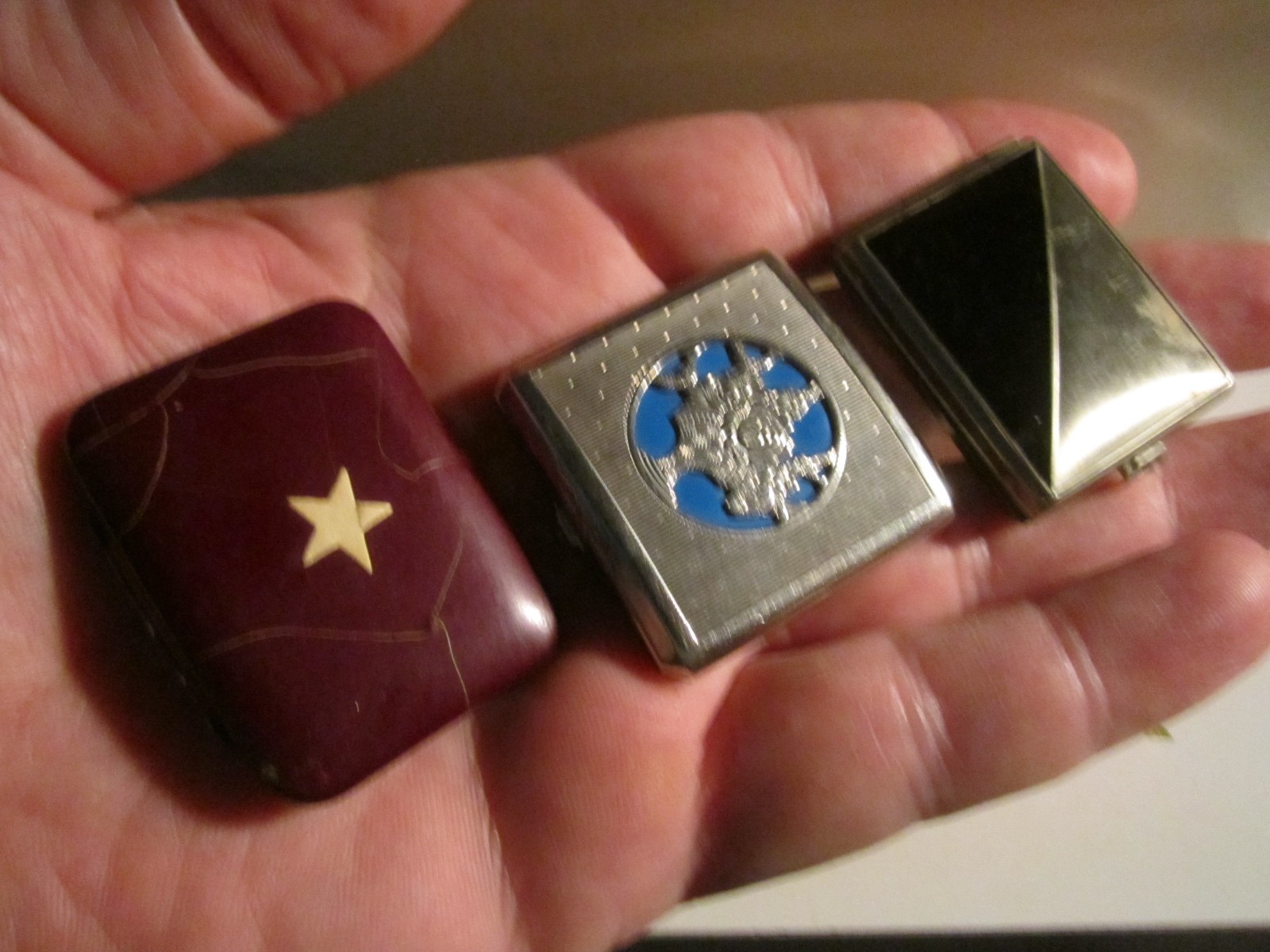 3 VINTAGE LADIES\' COMPACTS - PURSE PAL, FOOL LIGHTS, MILRONE WITH MIRROR  OFC-T7