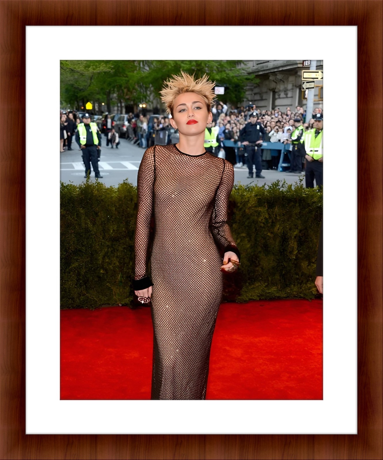 Miley Cyrus 8.5 x 11 Color Unframed Collectable Photograph