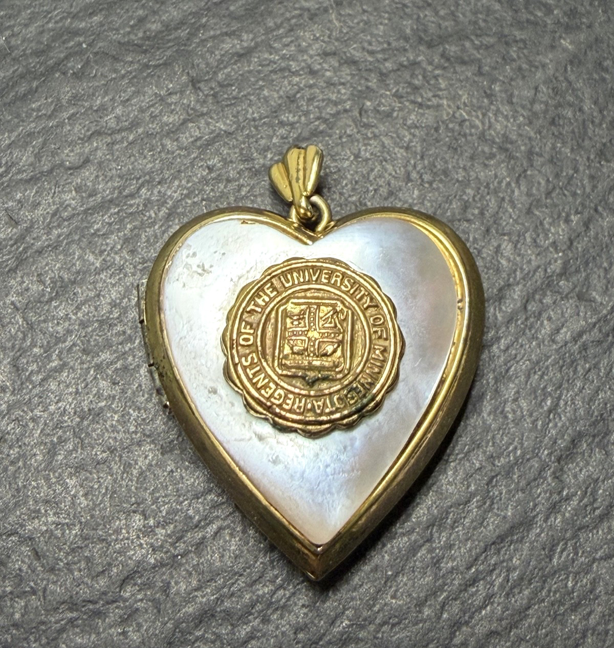 VNTG UNIVERSITY OF MINNESOTA REGENTS SEAL 1/20 10K GF 0 S/S HEART LOCKET P161