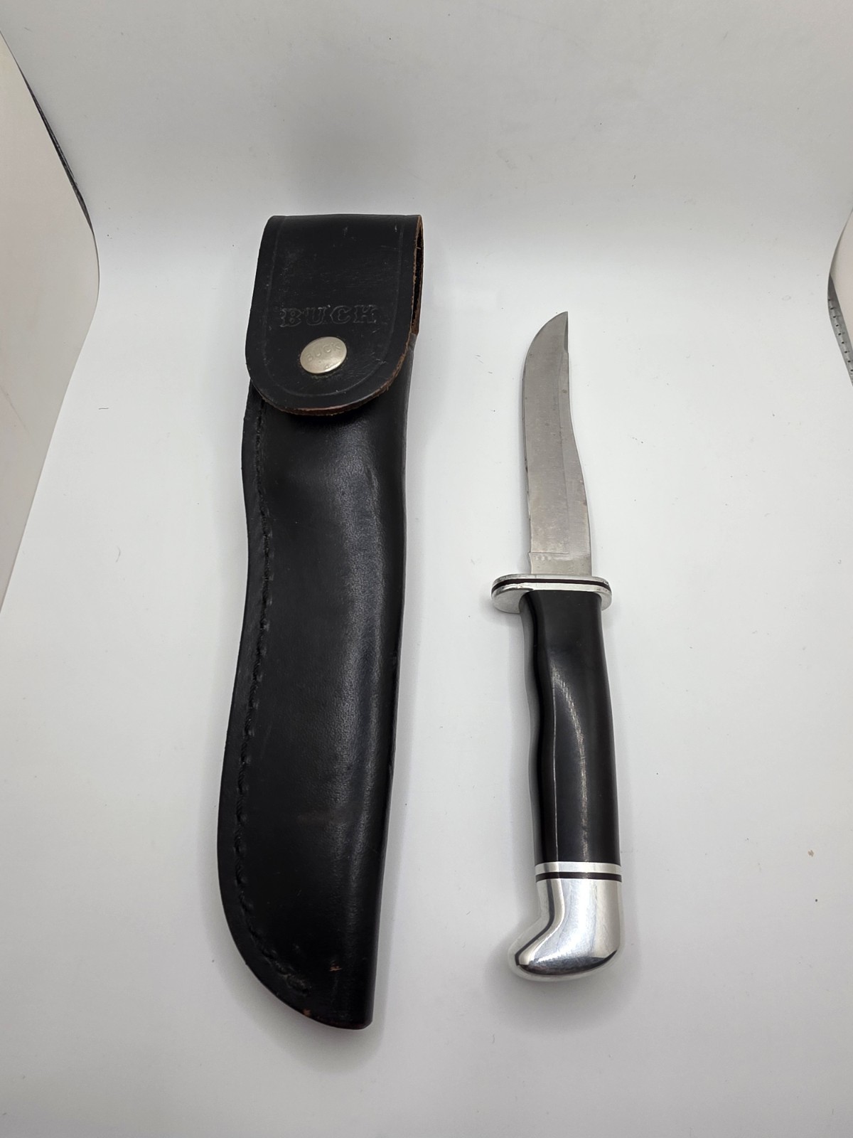 1989 Buck 105V Pathfinder Fixed Blade Hunting Knife USA w/ Leather Sheath