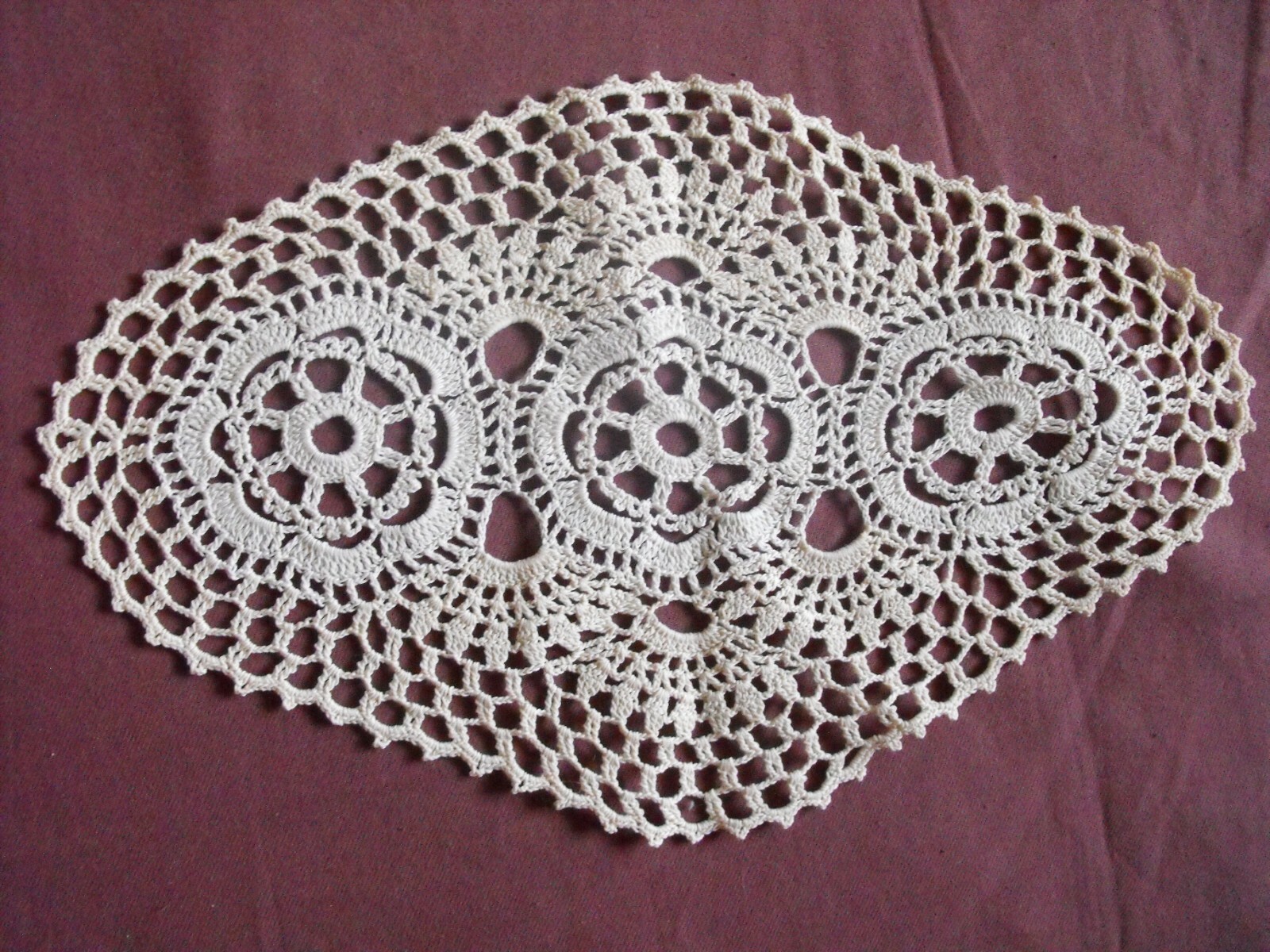 Beautiful Vintage Hand Made Doily 29cm/18cm(11.5''x7