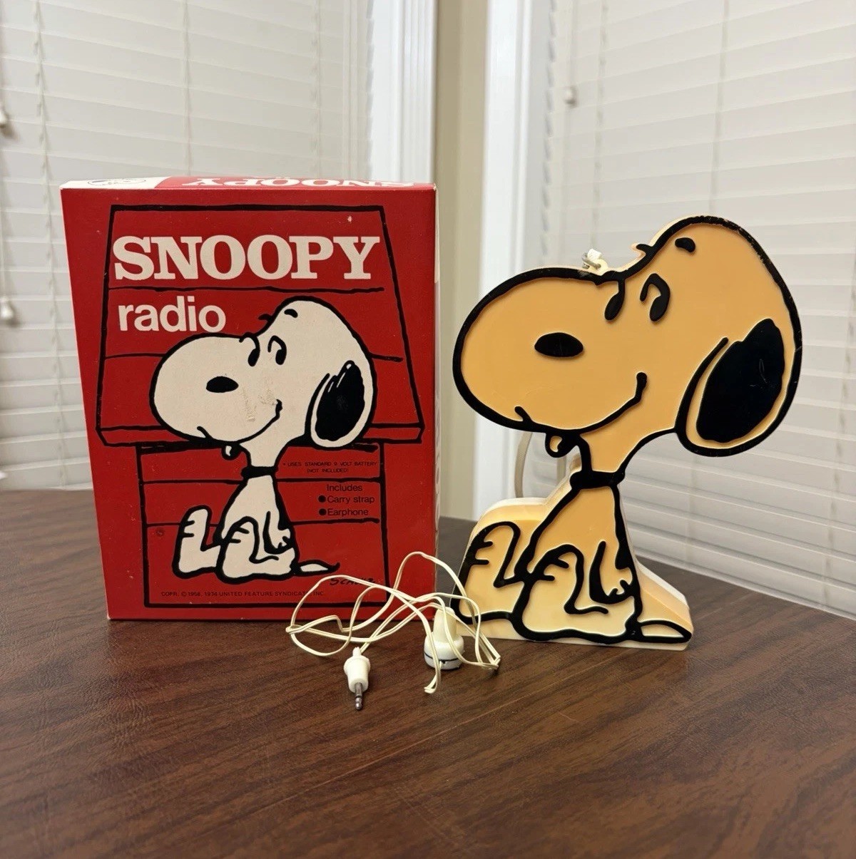 Peanuts Snoopy VTG Schulz Handheld Portable Transistor Radio 1974 In Box, Tested