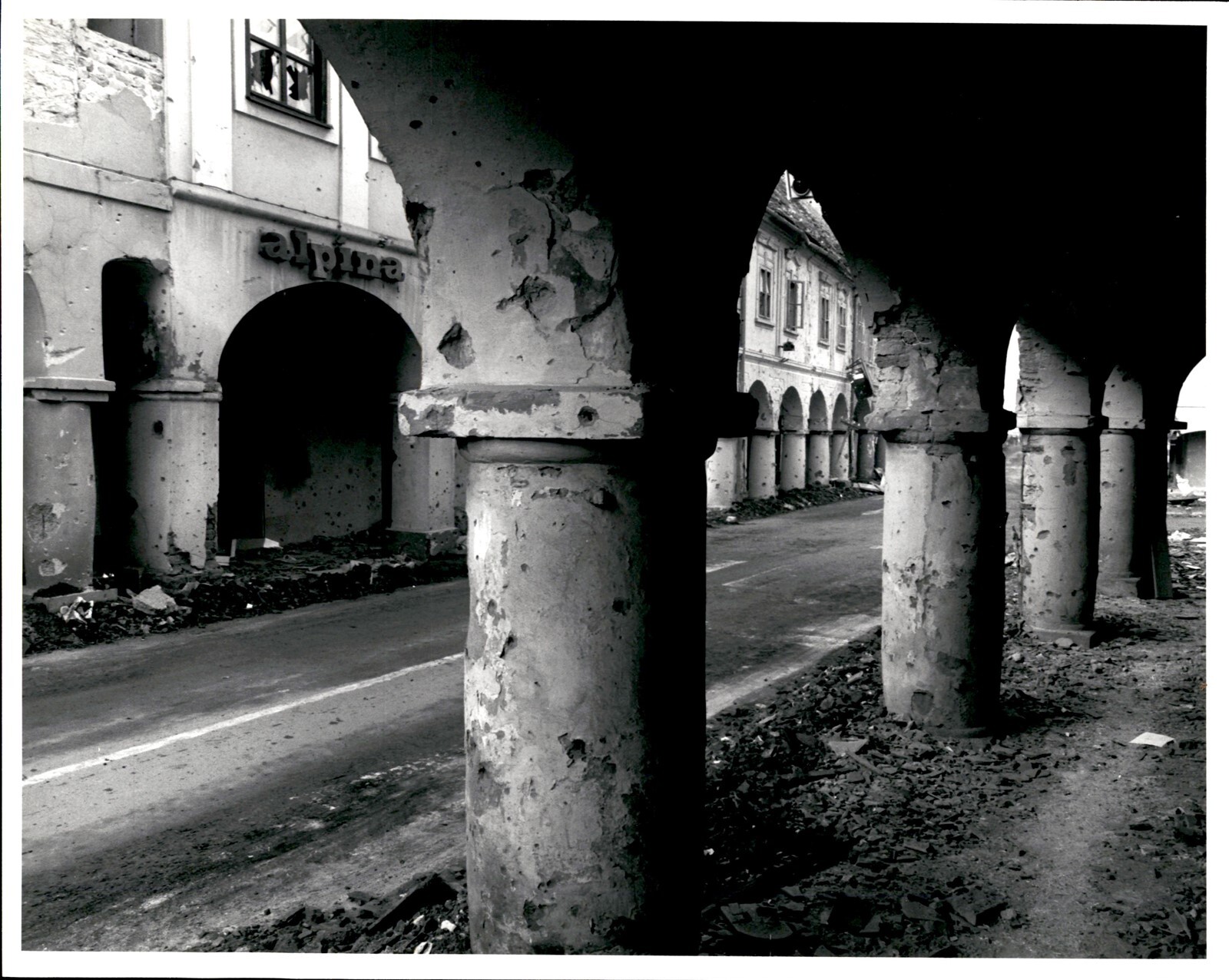 LD346 Original Kent Kirkton Photo DOWNTOWN VUKOVAR WAR DAMAGE AFTER 1991 BATTLE LD346 Original Kent Kirkton Photo DOWNTOWN VUKOVAR WAR DAMAGE AFTER 1991 BATTLE