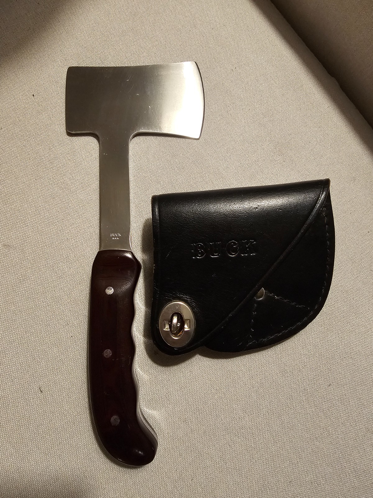 Vintage Buck 106 Hunter’s Axe – Burgundy Micarta Handle & Leather Sheath Vintage Buck 106 Hunter’s Axe – Burgundy Micarta Handle & Leather Sheath