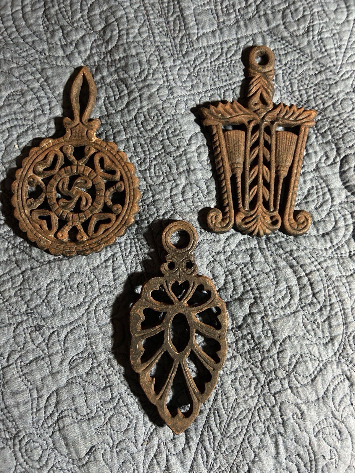 Set 3 VTG 5” Cast Iron Trivet Set Rust Patina Farmhouse All Marked One Is Wilton