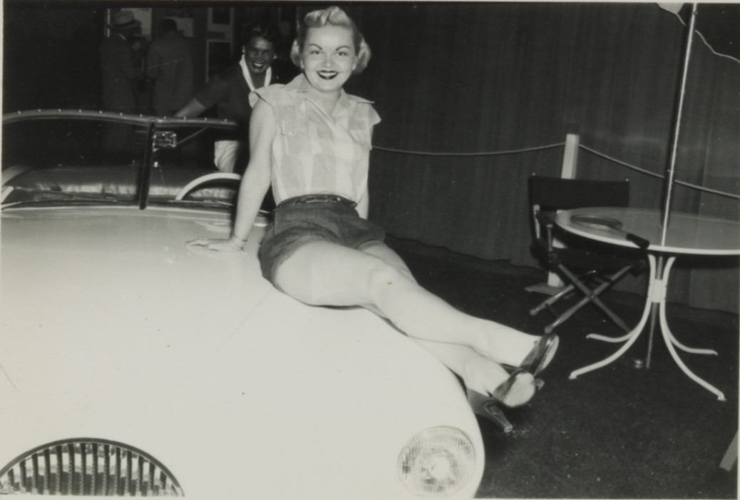 FOUND PHOTO - Pretty young woman posing on car sexy legs heels shorts 