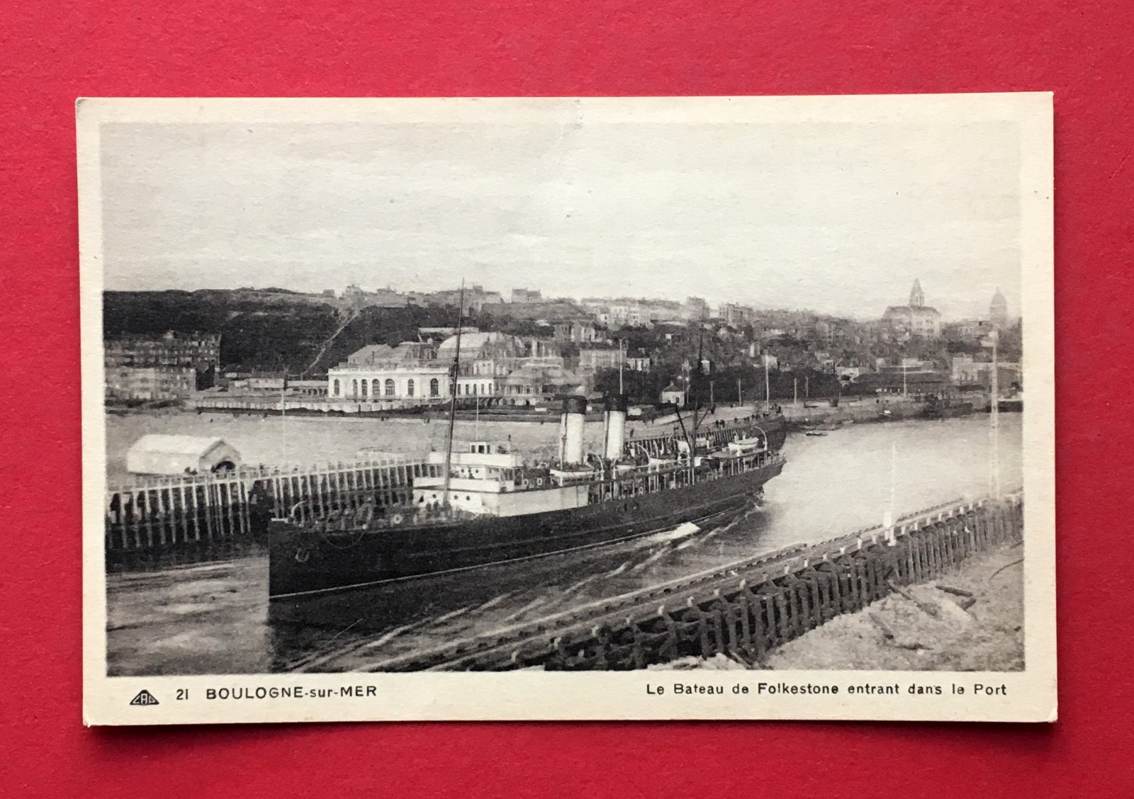 Postcard Boulogne-sur-Mer around 1930 arriving ship Folkestone in port (40326